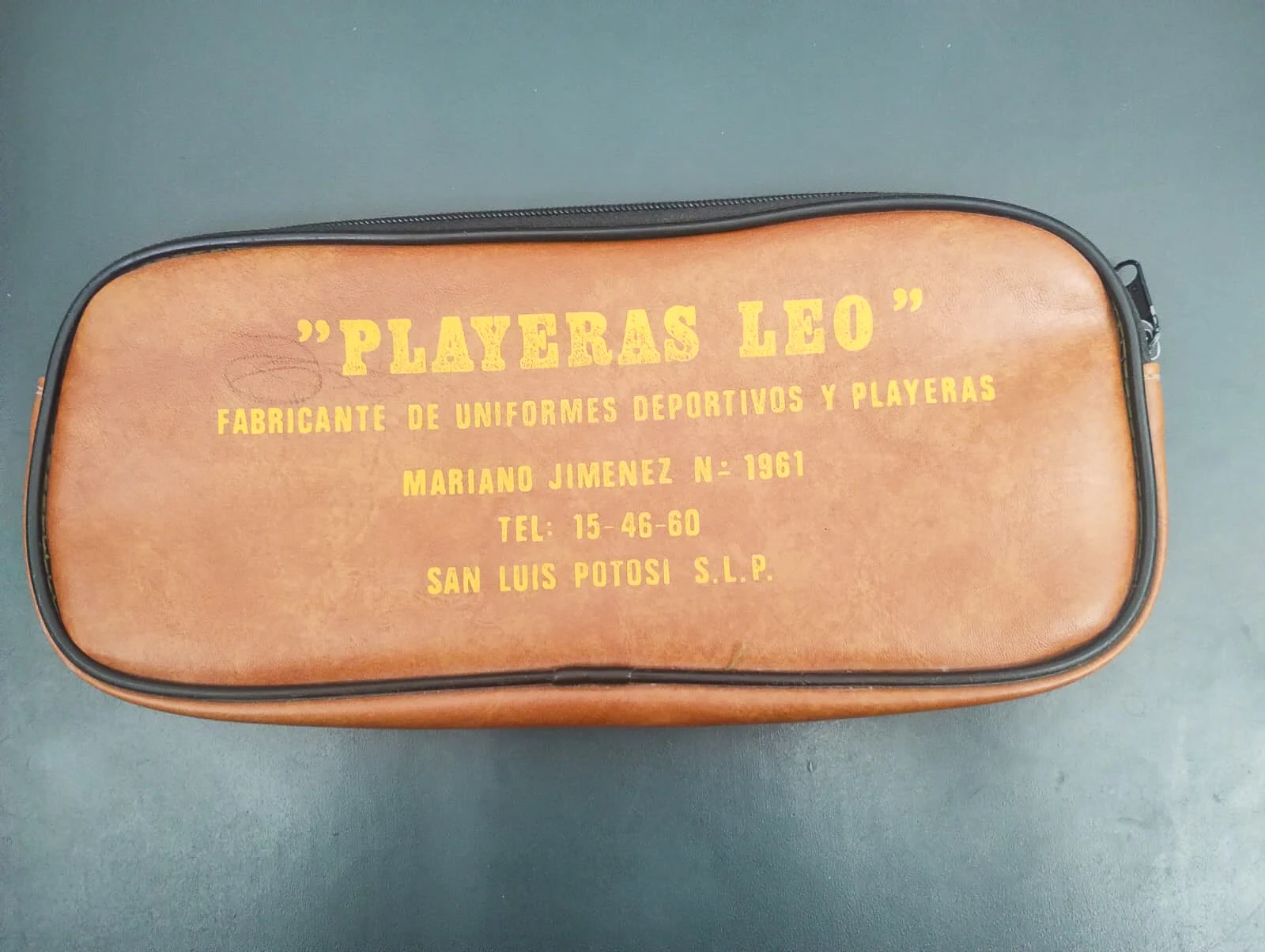 estuche promocional histórico de playeras leo